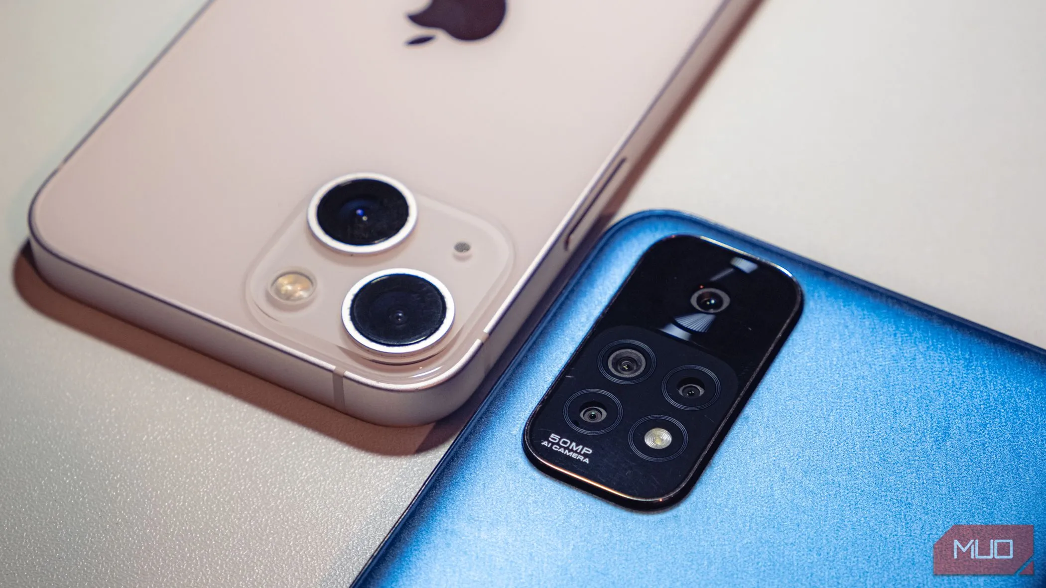 Cụm nhiều camera trên các mẫu điện thoại thông minh, thể hiện xu hướng tăng số lượng cảm biến.