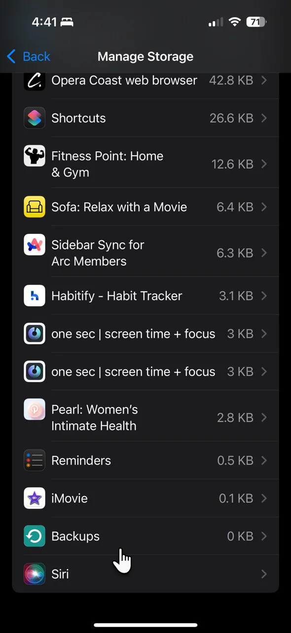 Danh sách các bản sao lưu thiết bị trong cài đặt iCloud, giúp người dùng dễ dàng xóa các bản không cần thiết để giải phóng dung lượng iCloud.
