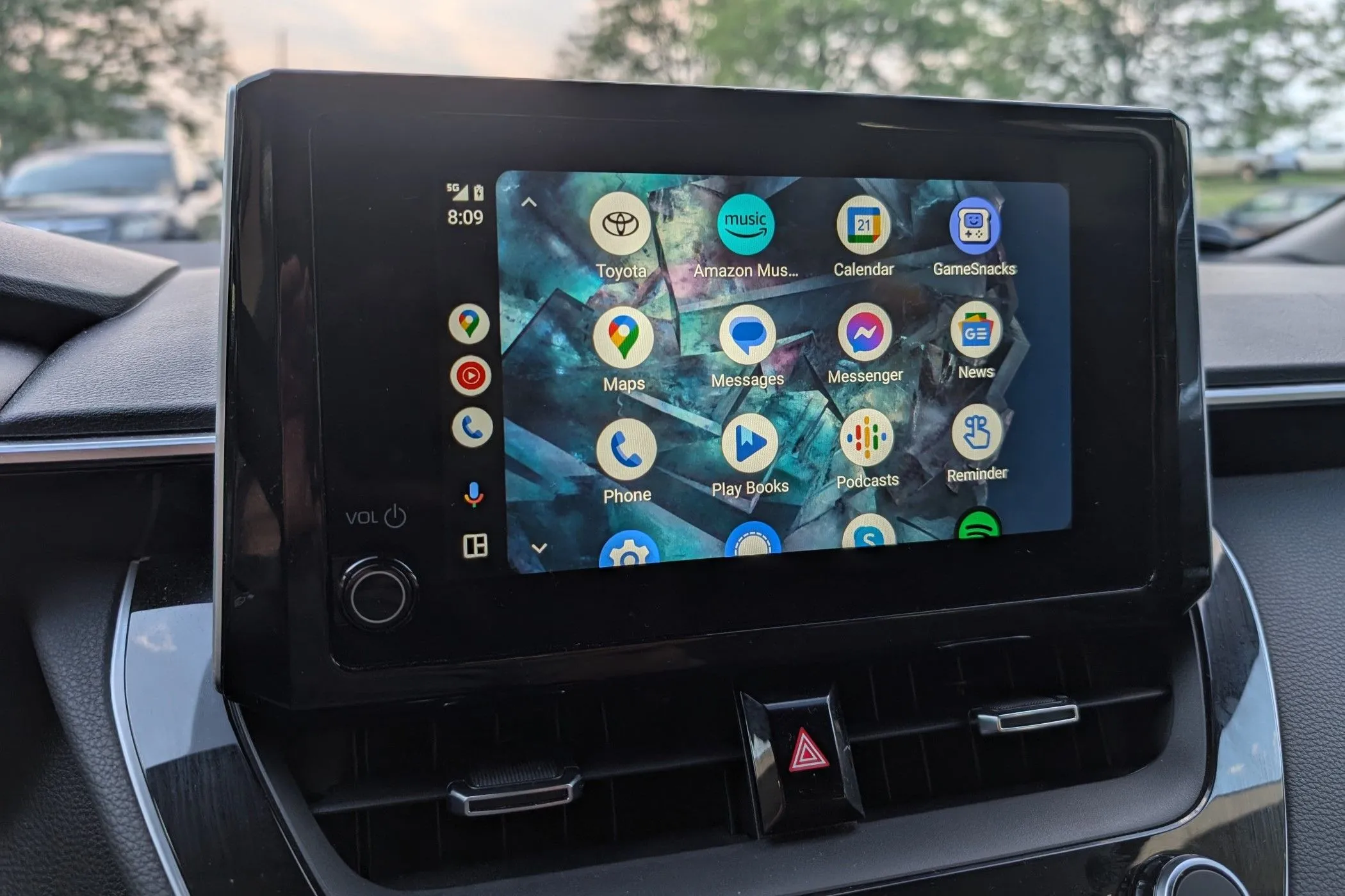Danh sách các ứng dụng tương thích với Android Auto hiển thị trên màn hình điện thoại, minh họa giao diện Android Auto.
