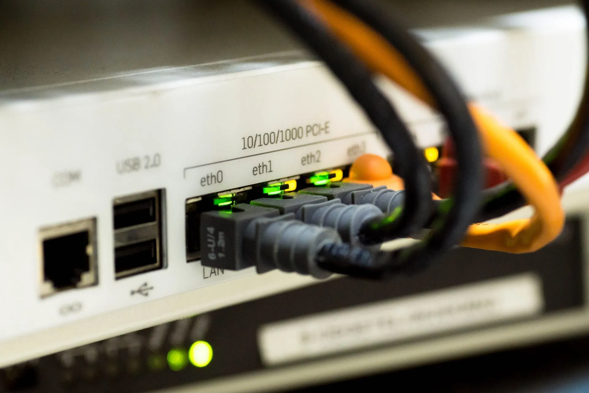 Dây cáp Ethernet được cắm vào modem, minh họa cho kết nối mạng có dây ổn định