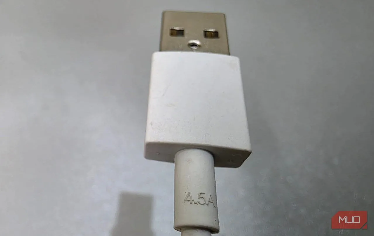 Dây cáp sạc 4.5 Ampe chất lượng cao đặt trên bàn, nhấn mạnh vai trò của cáp trong việc truyền tải dòng điện lớn.