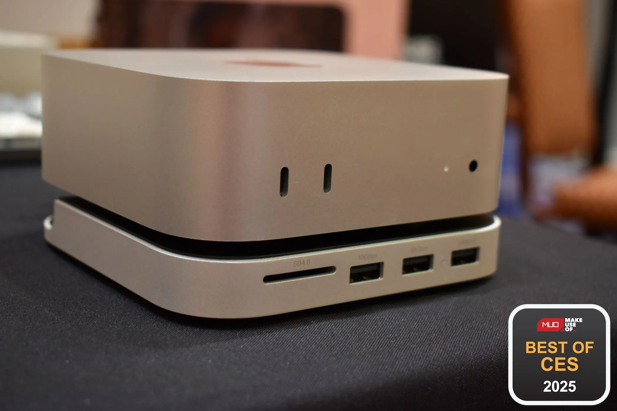 Đế đứng và bộ chia Satechi Mac Mini M4 Stand and Hub gắn liền với máy Mac Mini, hiển thị các cổng kết nối.