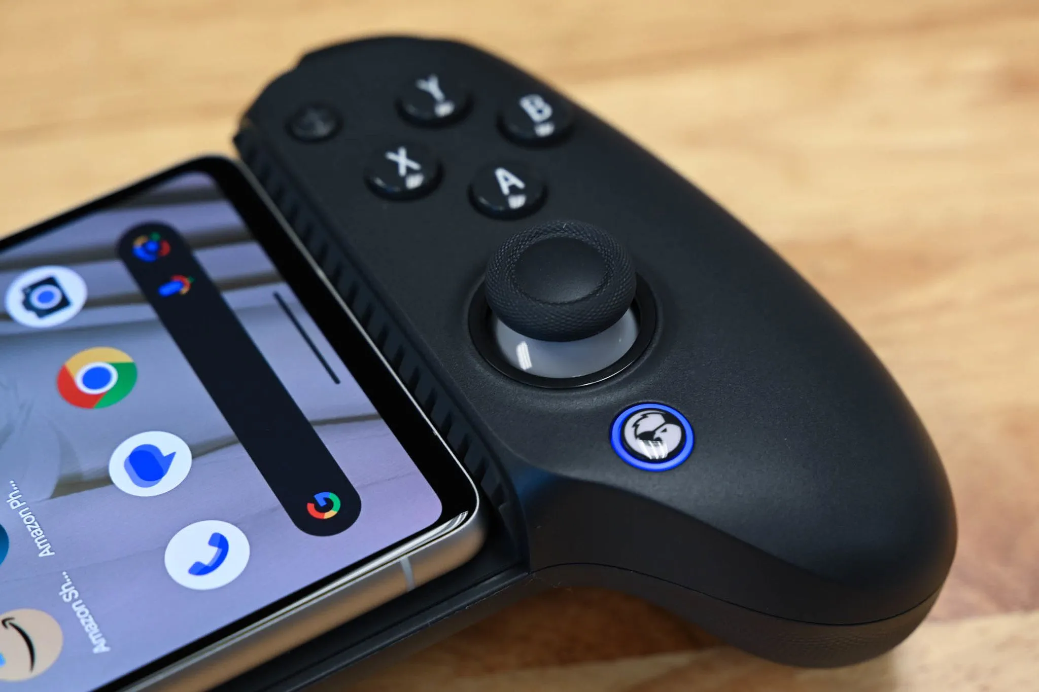 Đèn báo sáng trên tay cầm chơi game di động không dây G8+ Galileo kết nối với điện thoại