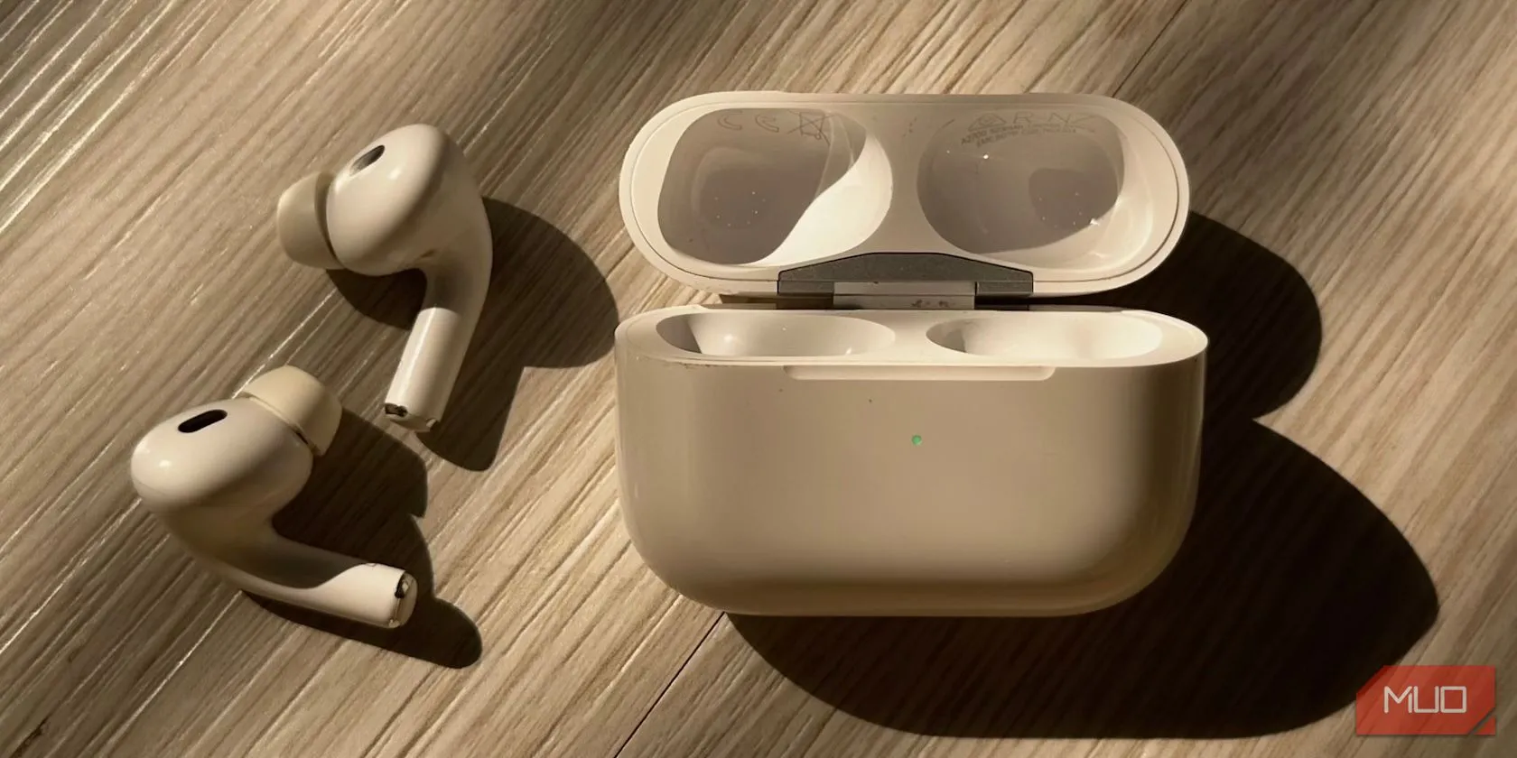 Đèn báo trạng thái màu xanh lá cây trên hộp sạc AirPods, cho thấy pin đầy