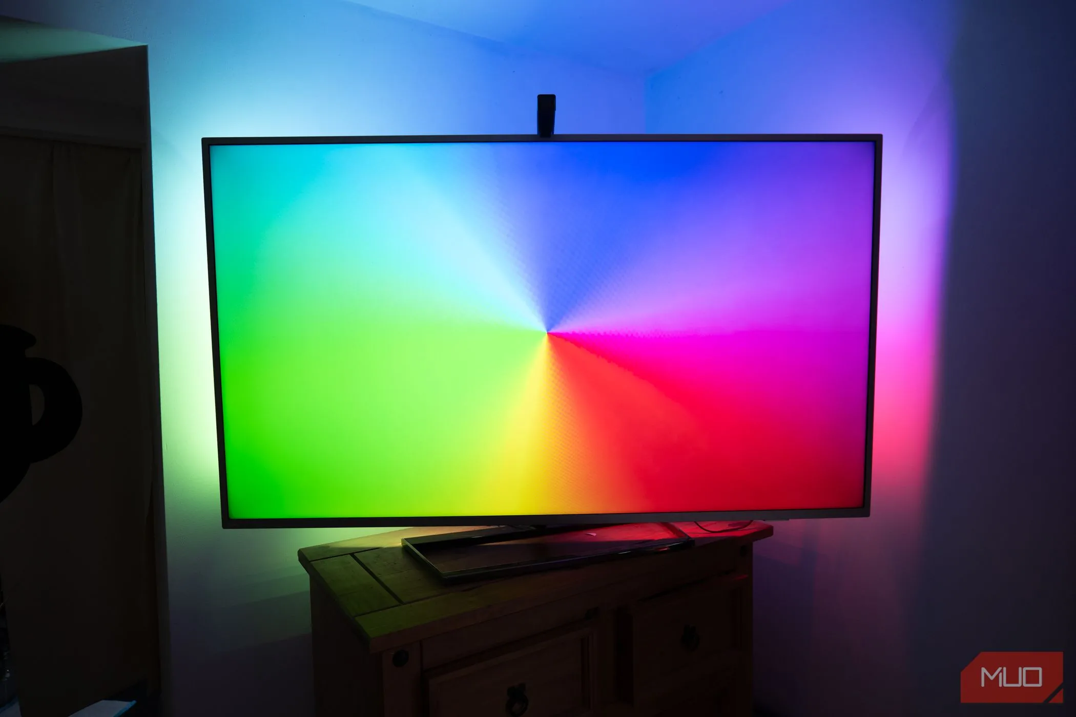 Đèn LED nền Govee TV Backlight 3 Lite hiển thị màu sắc cầu vồng, cấp nguồn qua USB TV.