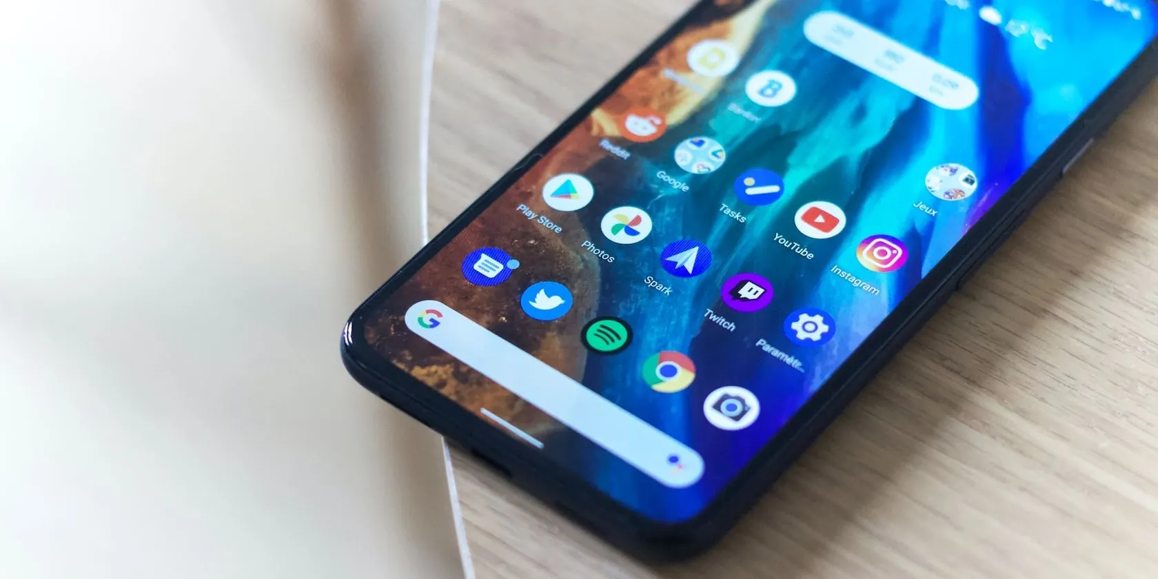 Điện thoại Android hiển thị các cử chỉ điều hướng, tượng trưng cho việc sử dụng trình duyệt web