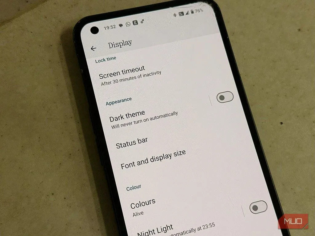 Điện thoại Android hiển thị chế độ sáng (light mode) với giao diện trắng mặc định, dễ gây mỏi mắt và tốn pin trên màn hình OLED.