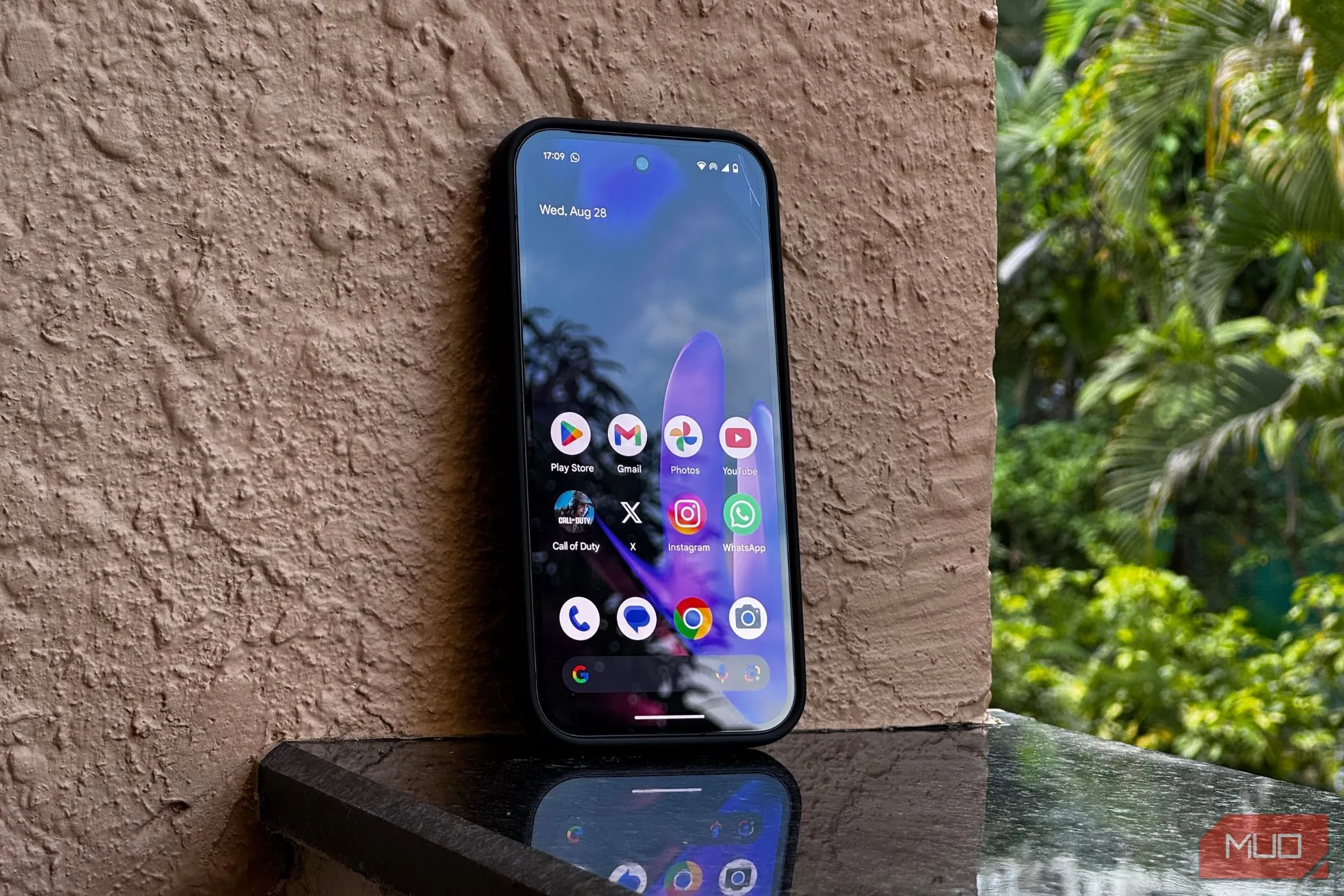Điện thoại Android hiển thị ứng dụng, gợi ý về việc cài đặt quyền riêng tư mặc định trên thiết bị di động