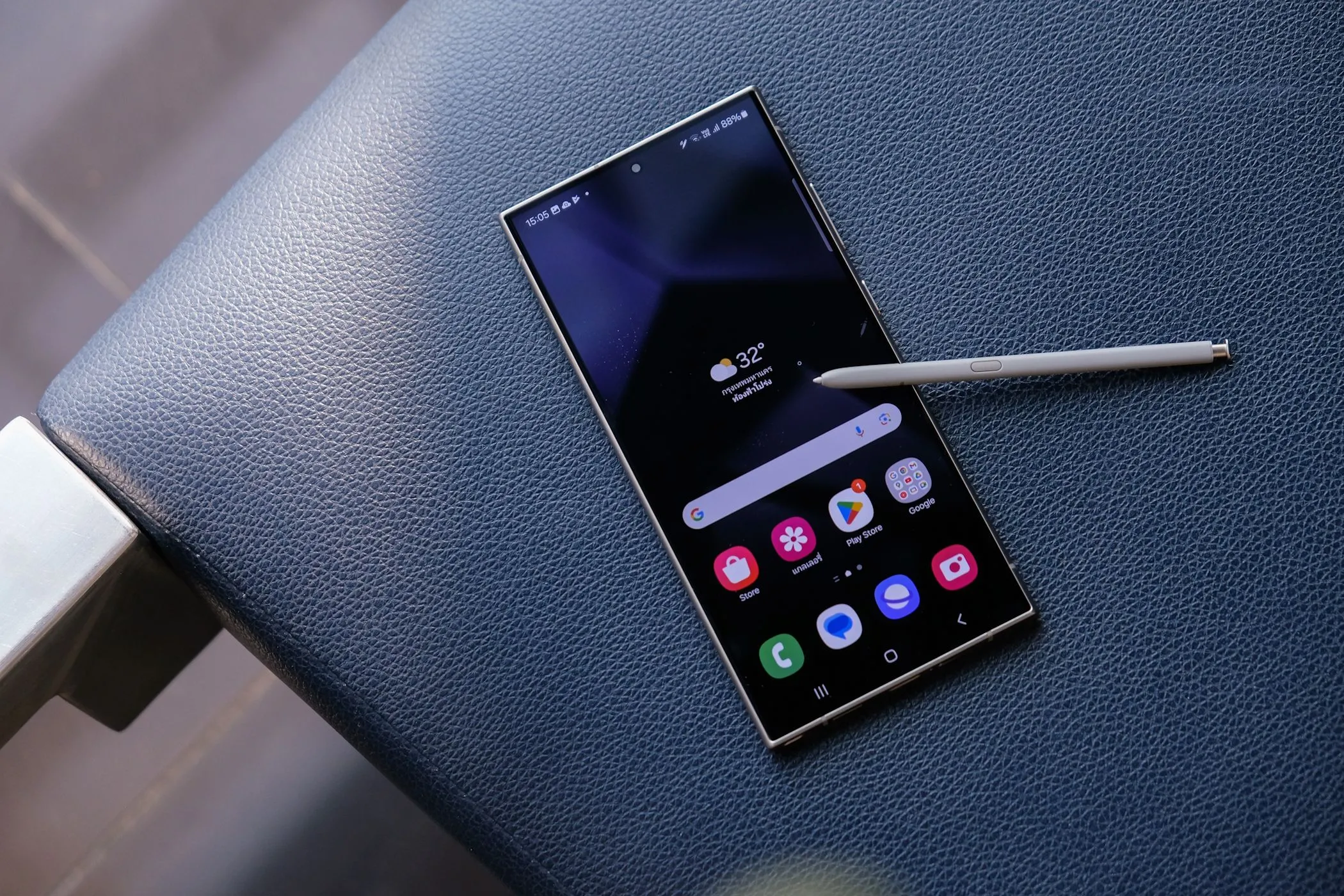 điện thoại Galaxy S24 Ultra cùng bút S Pen, minh họa thiết bị Samsung cao cấp có tính năng bảo vệ pin
