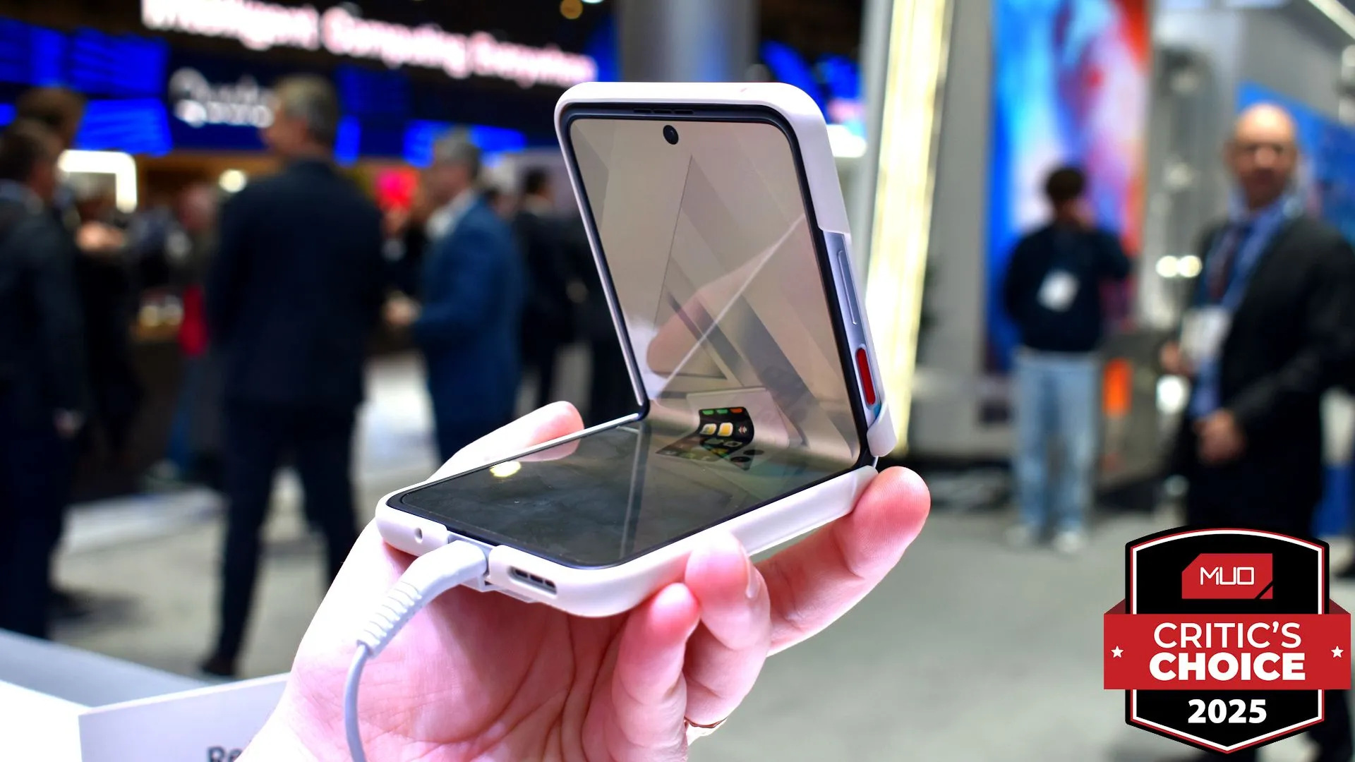 Điện thoại gập Nubia Flip 2 5G mở một nửa tại MWC 2025