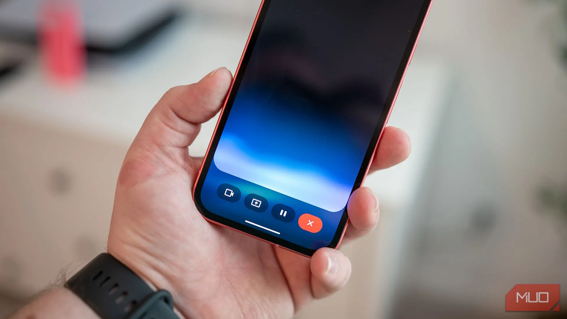 Điện thoại Google Pixel 9a hiển thị giao diện Gemini Live, minh họa khả năng tương tác AI trực tiếp.