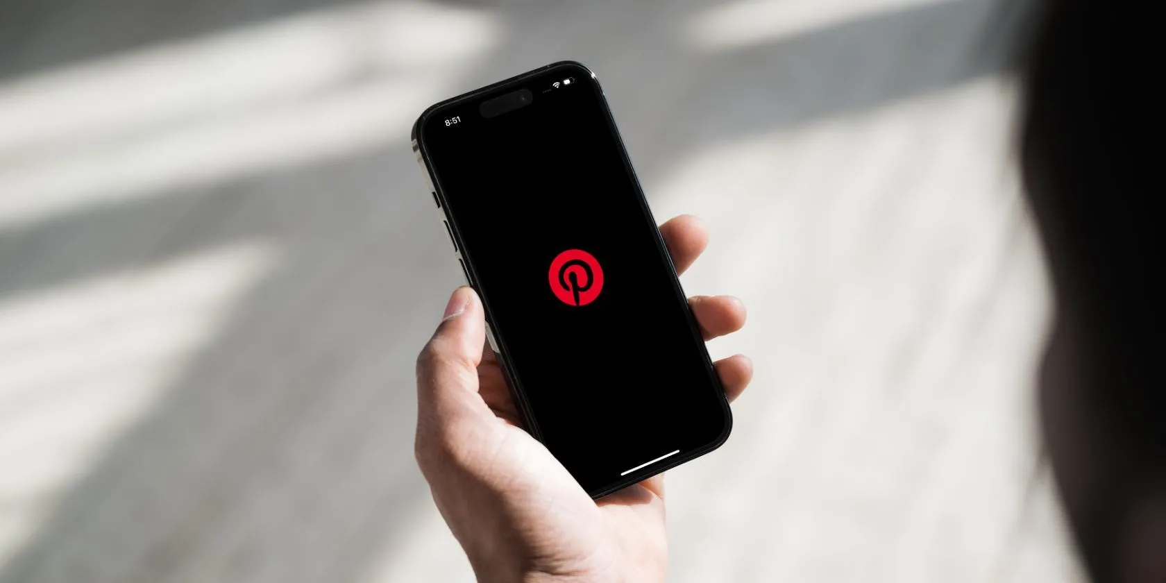 Điện thoại hiển thị ứng dụng Pinterest với chế độ tối đang bật, minh họa giao diện Dark Mode