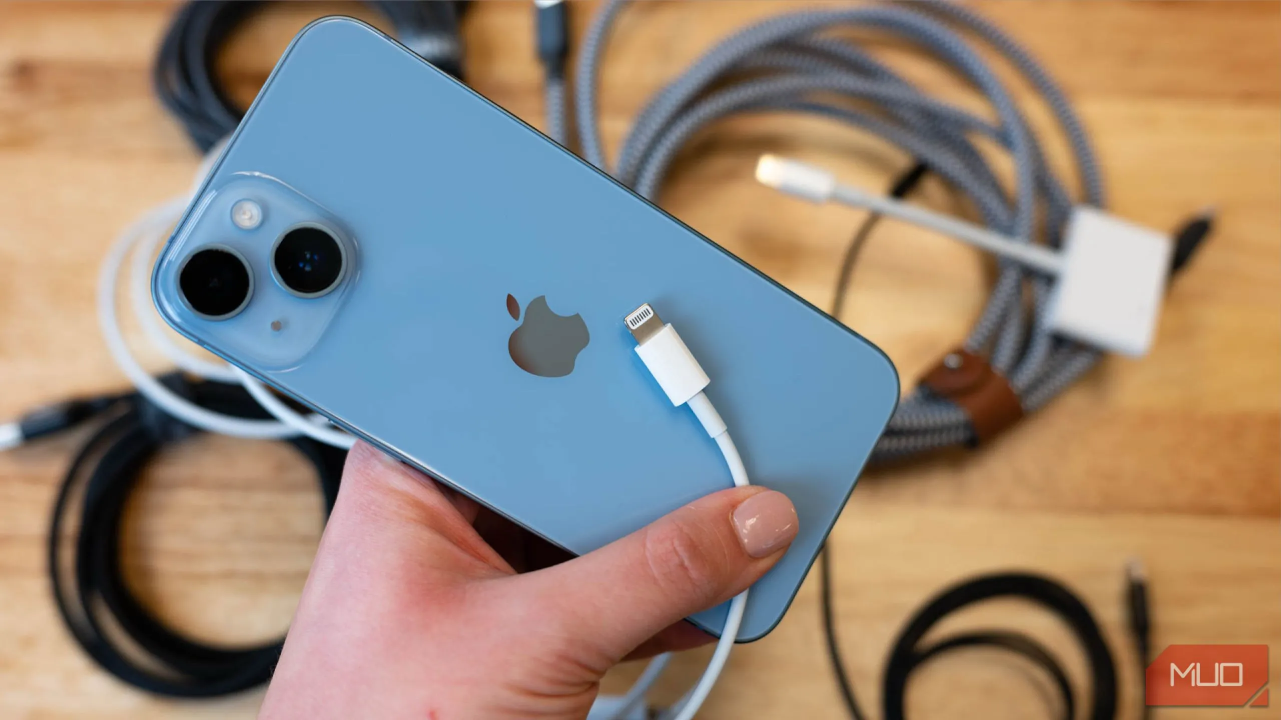 Điện thoại iPhone 13 với cáp sạc Lightning, tượng trưng cho quá trình sạc pin và tích hợp sạc nhanh vào thói quen hàng ngày.