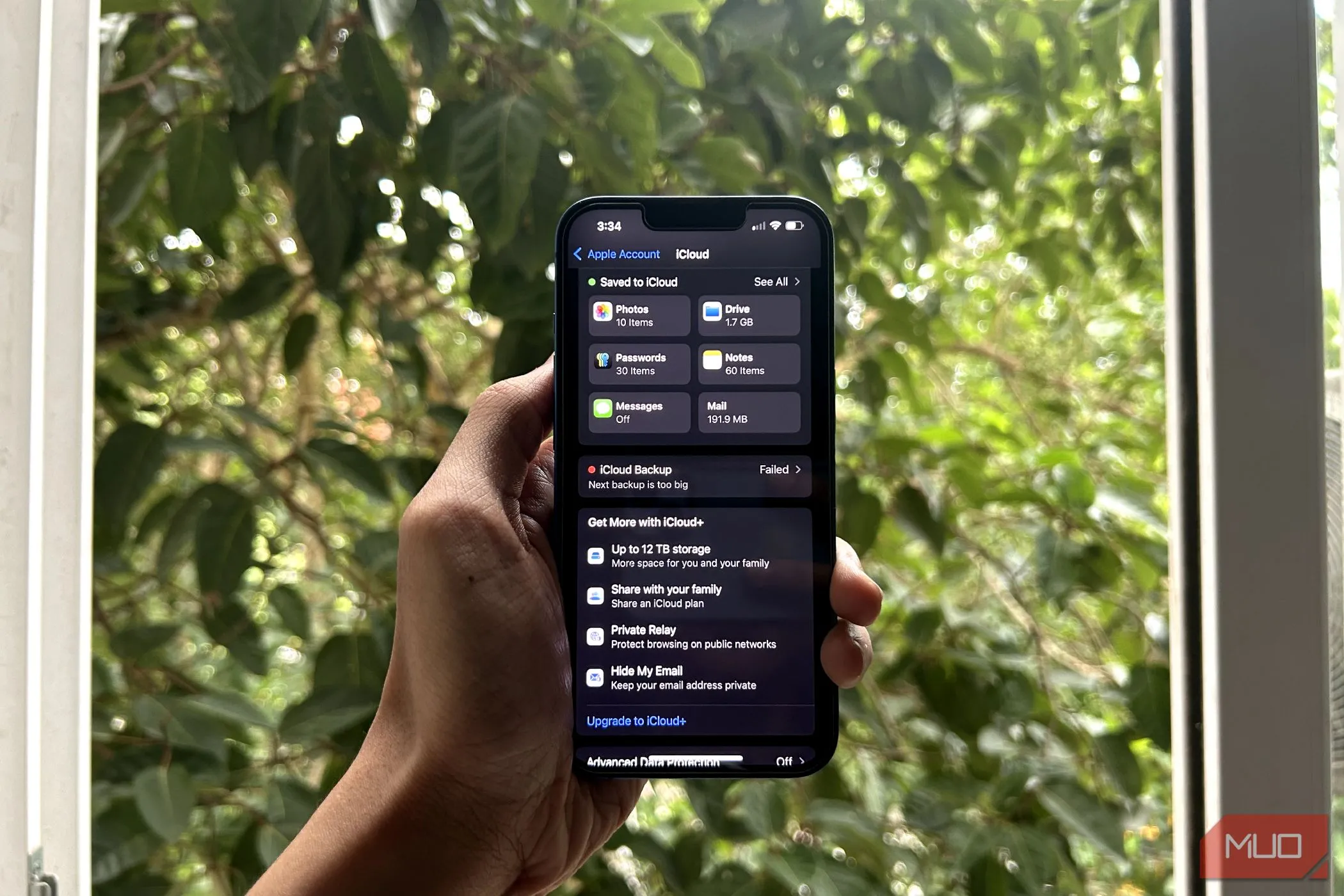 Điện thoại iPhone hiển thị menu cài đặt iCloud đang mở