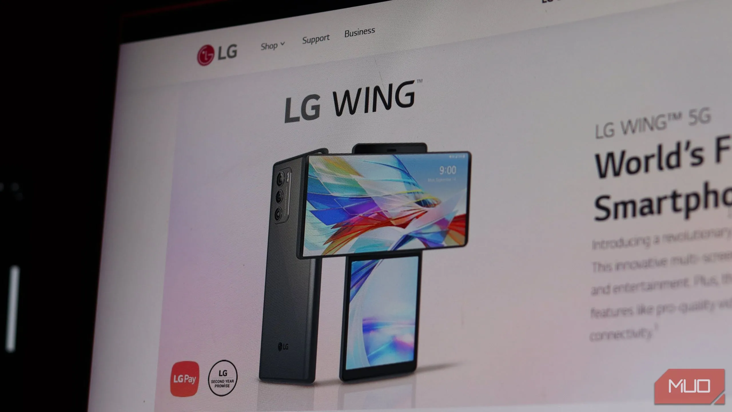 Điện thoại LG Wing hiển thị trên website chính thức của LG với logo đặc trưng