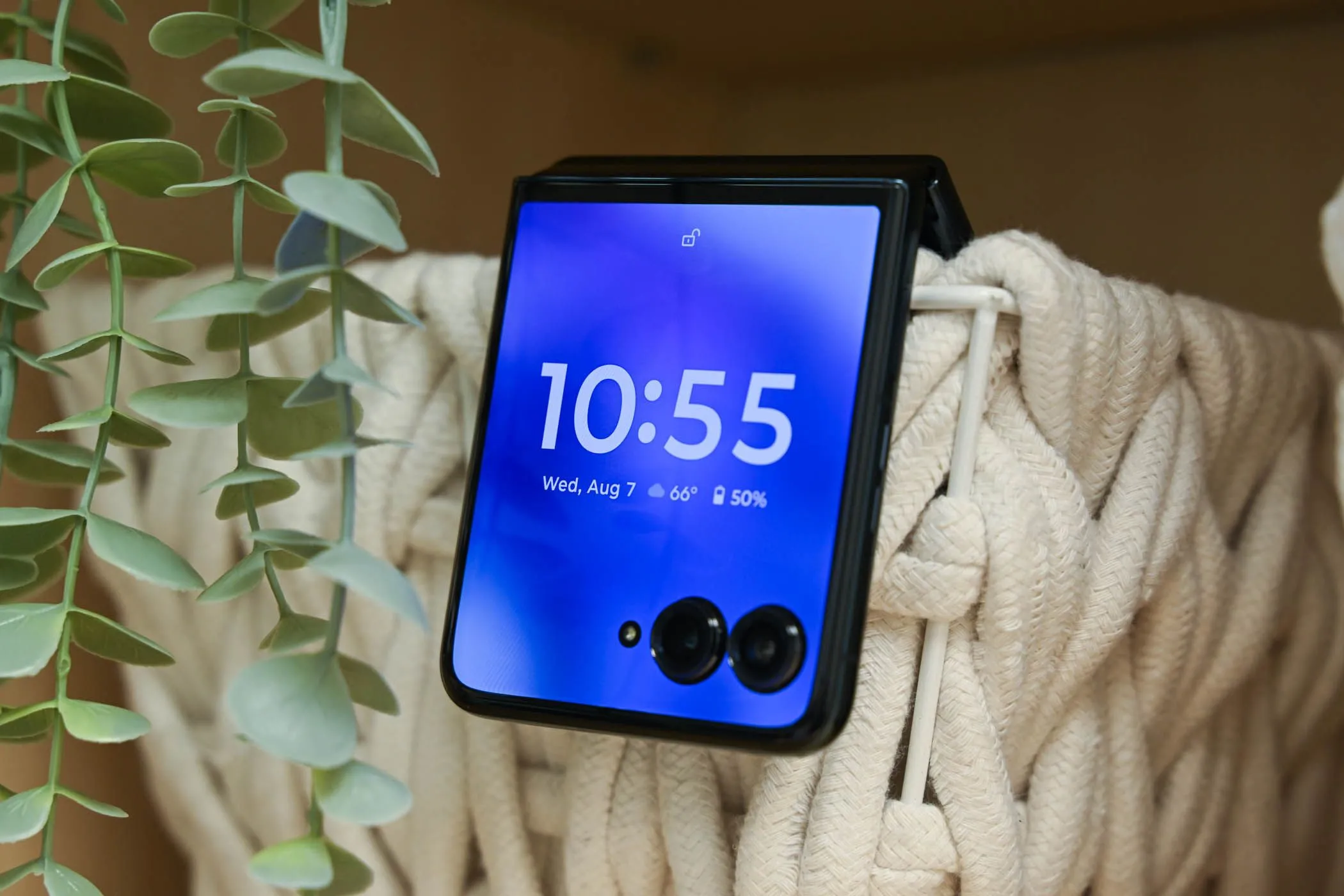 Điện thoại Motorola Razr+ gập lại với màn hình phụ bên ngoài đang bật, cho thấy tính thực dụng của màn hình ngoài trên dòng điện thoại gập vỏ sò.