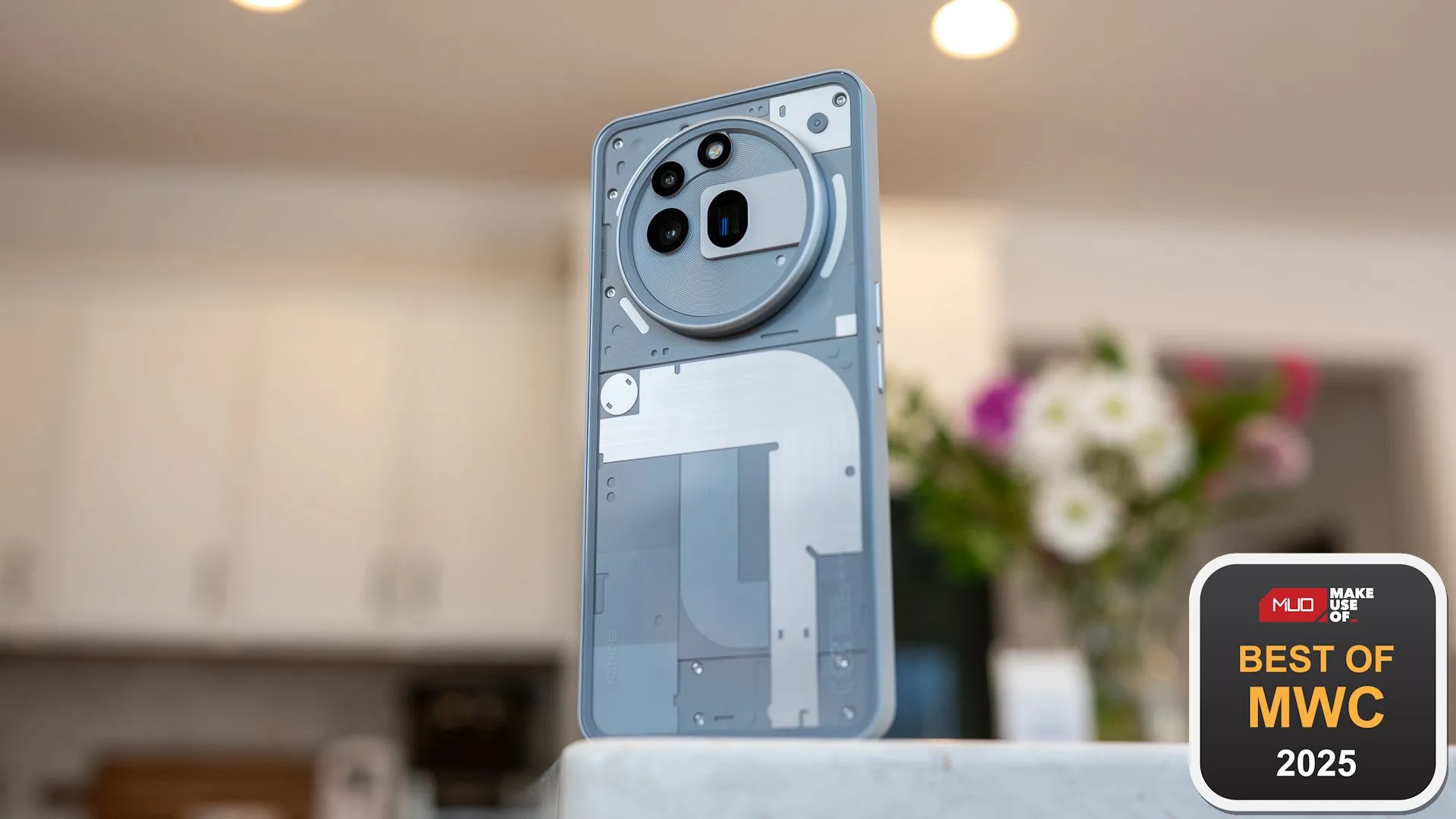 Điện thoại Nothing Phone (3a) Pro với thiết kế trong suốt độc đáo tại MWC 2025