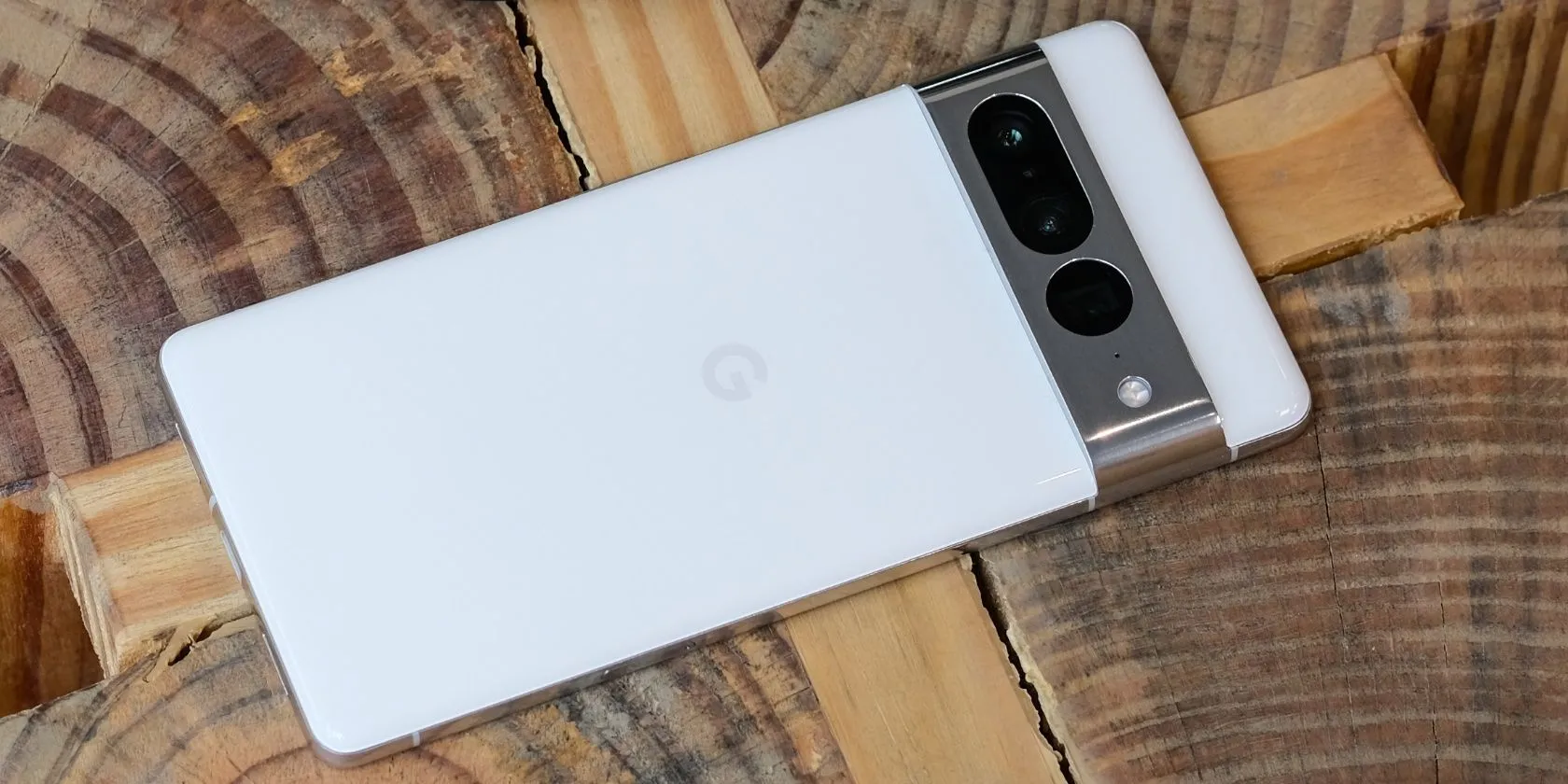 Điện thoại Pixel 7 trên nền gỗ hiển thị giao diện Android