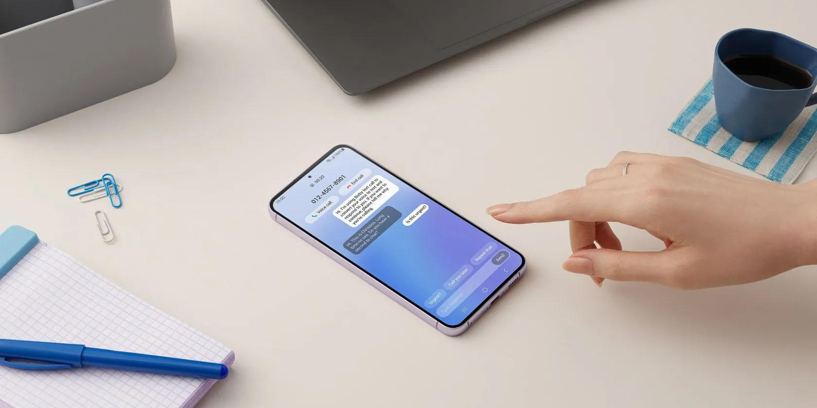 Điện thoại Samsung Galaxy S23 Plus hiển thị màn hình chia đôi với hai ứng dụng đang hoạt động