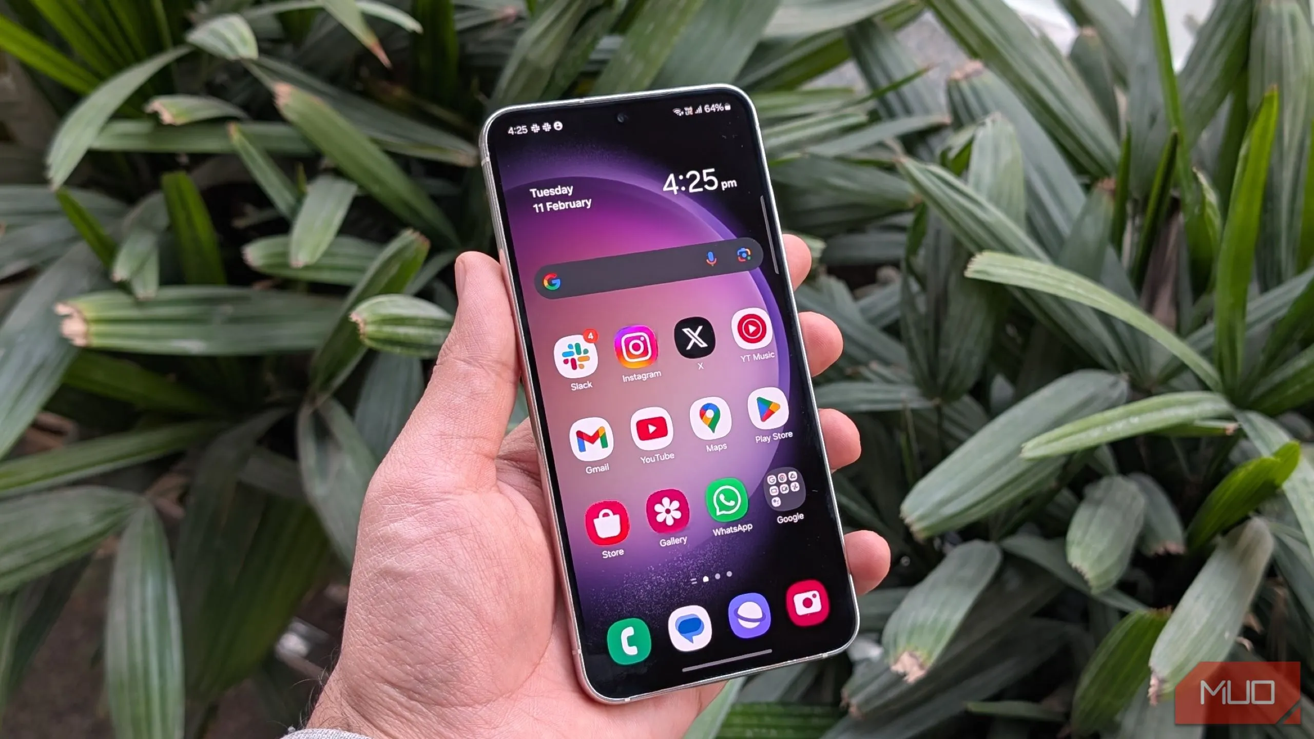 Điện thoại Samsung Galaxy S23 với giao diện người dùng mượt mà, biểu thị hiệu năng mạnh mẽ và ổn định.
