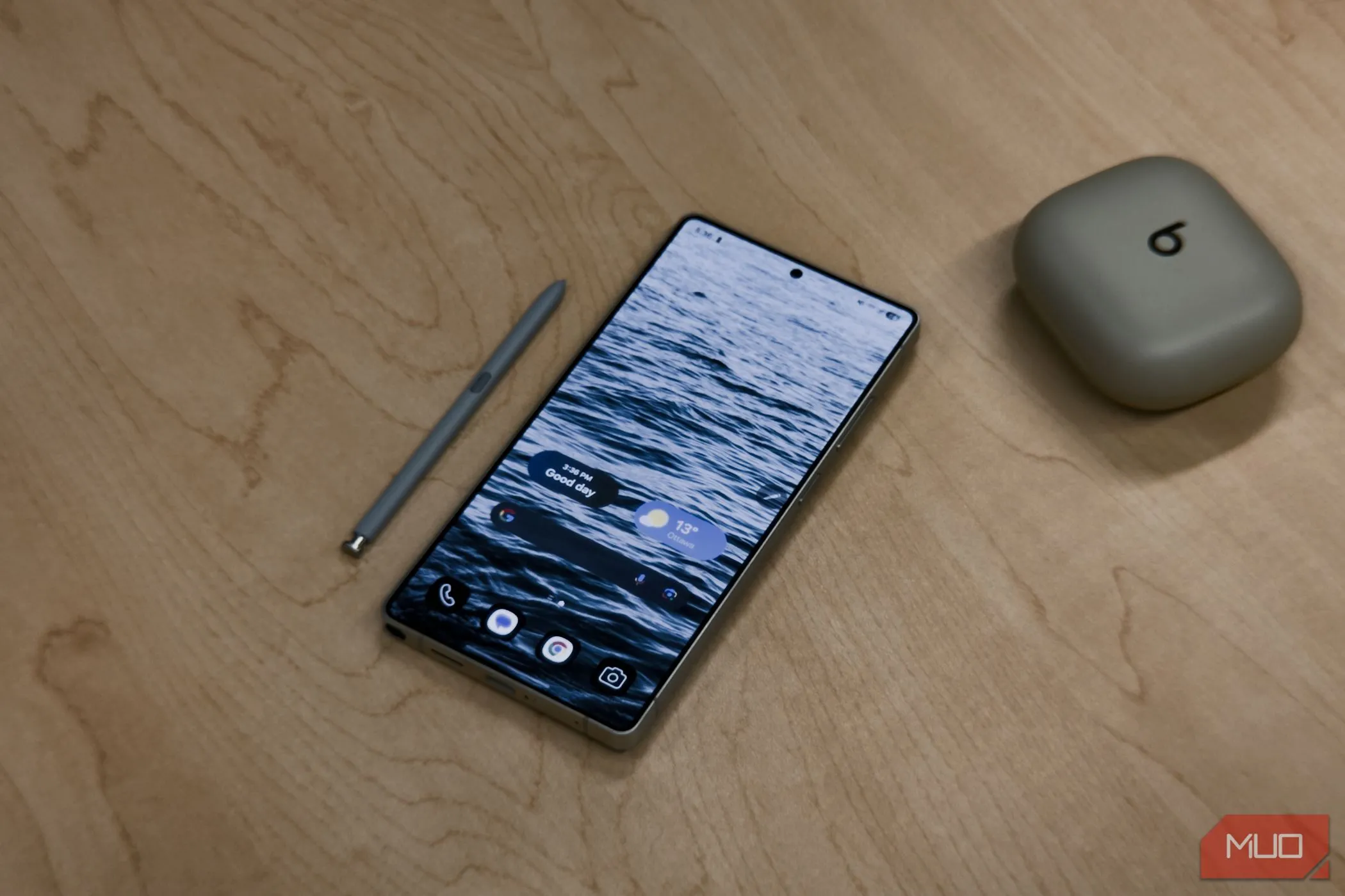 Điện thoại Samsung Galaxy S25 Ultra màu đen và bút S-Pen được đặt trên bàn gỗ.