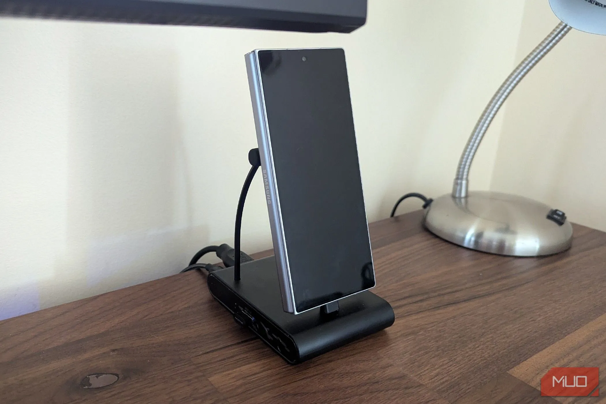 Điện thoại Samsung Galaxy Z Fold 6 đặt trên dock sạc USB-C đứng, minh họa tính năng dock đa năng.