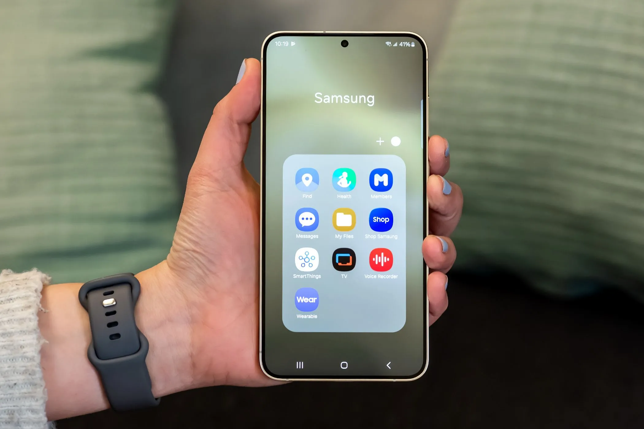 Điện thoại Samsung với các ứng dụng cài sẵn của hãng trong thư mục, minh họa tình trạng bloatware.