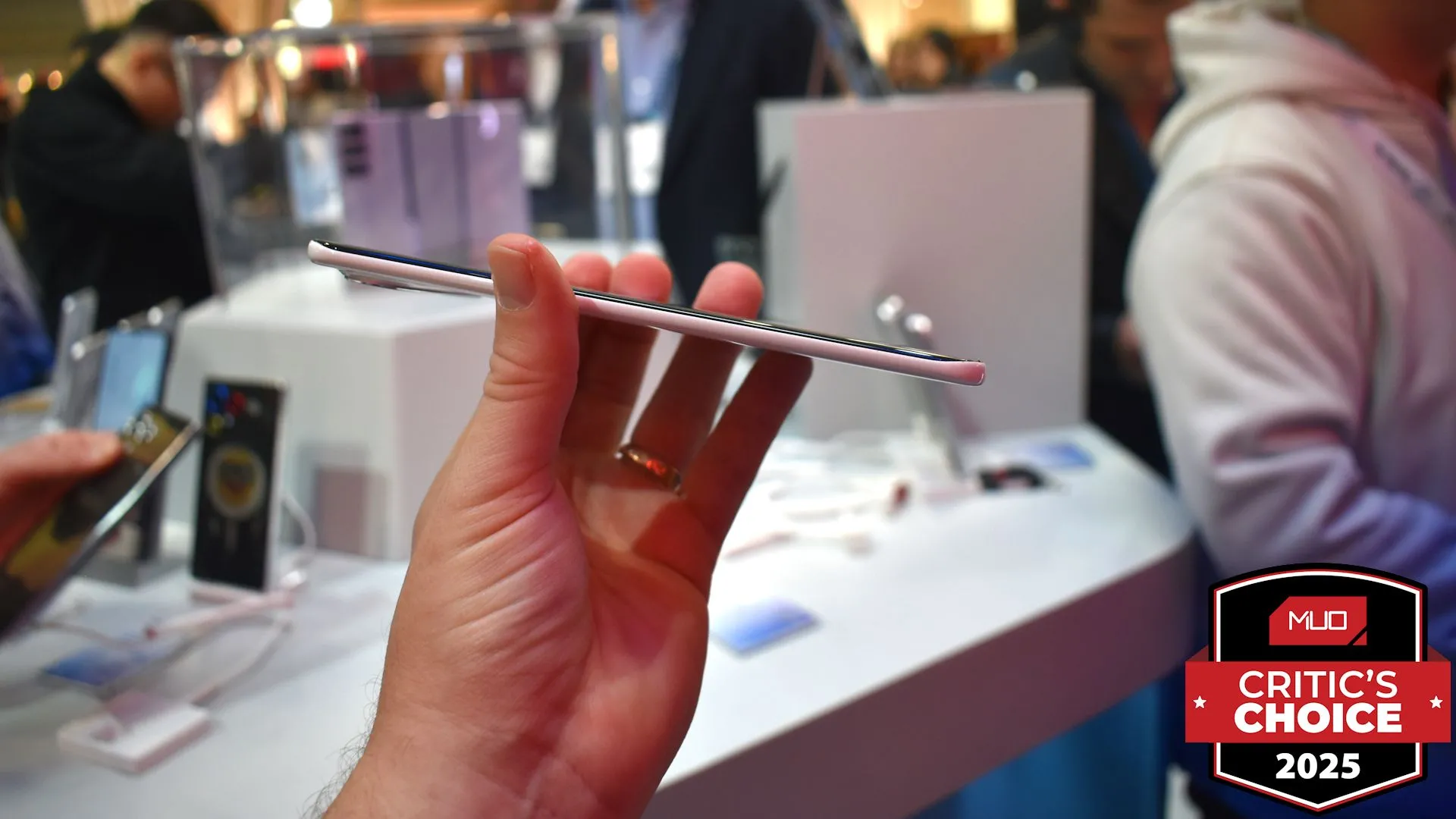 Điện thoại Tecno Spark Slim Concept siêu mỏng nhìn từ cạnh bên tại MWC 2025