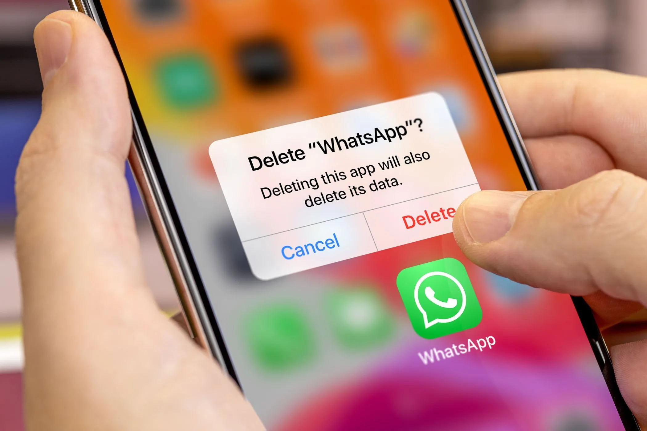Điện thoại thông minh hiển thị tùy chọn gỡ cài đặt ứng dụng WhatsApp, minh họa việc loại bỏ ứng dụng gây mất tập trung.