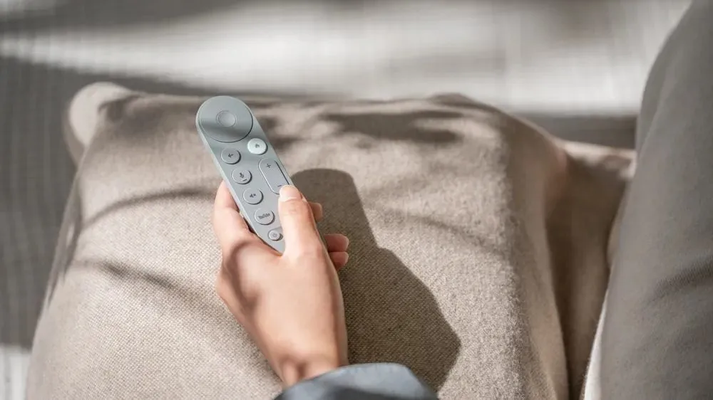 Điều khiển Google TV Streamer với thiết kế và vị trí nút được cải tiến