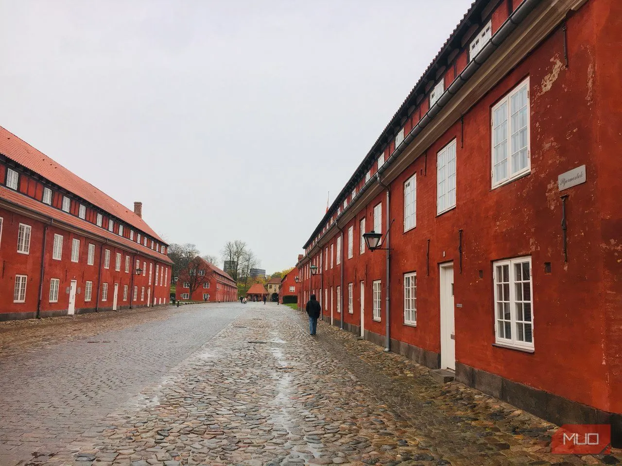Doanh trại và những ngôi nhà đỏ bên trong pháo đài Kastellet cổ kính