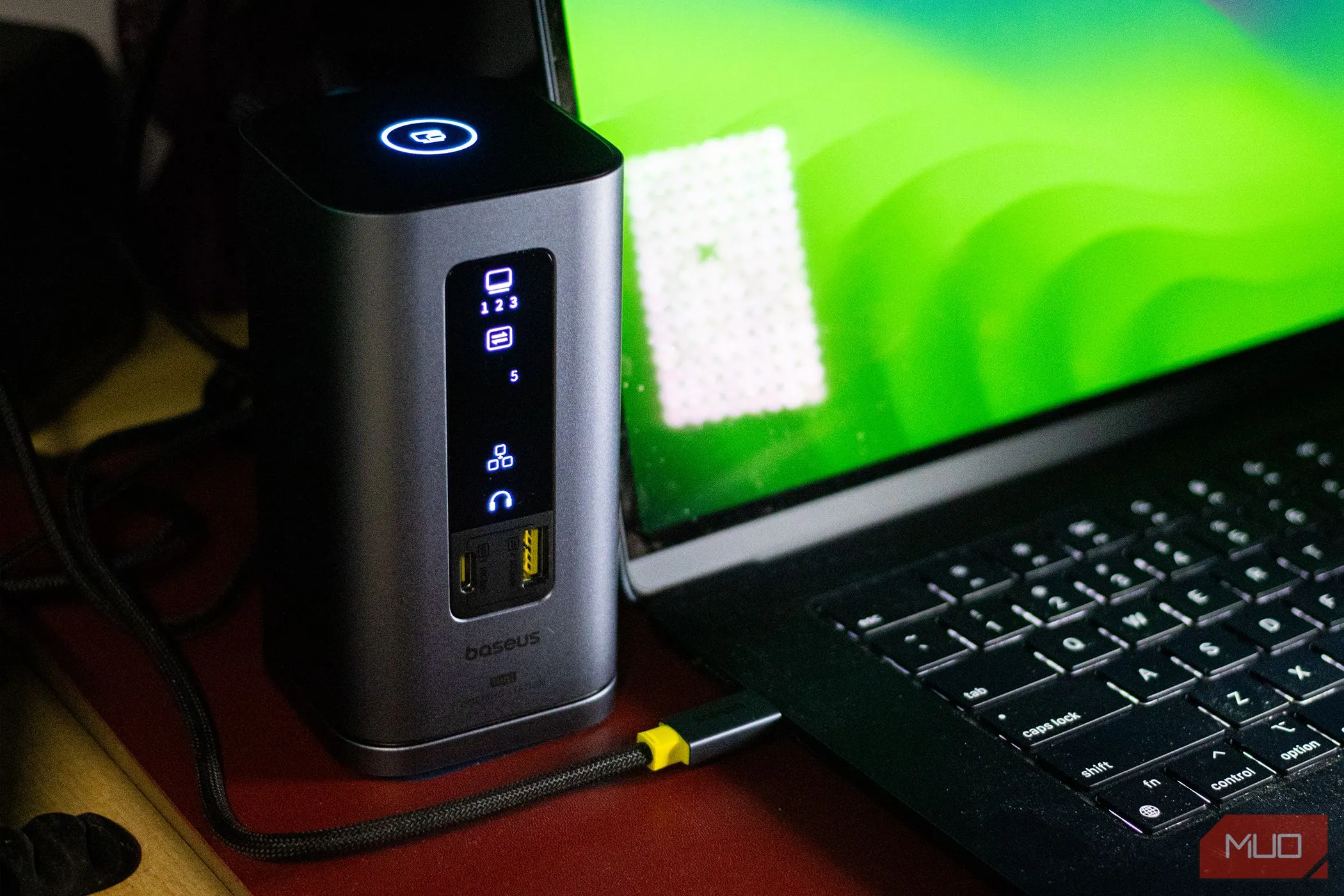 Docking station Baseus Spacemate 11-in-1 kết nối với MacBook Air, biến chiếc laptop mỏng nhẹ thành một trạm làm việc hiệu suất cao.