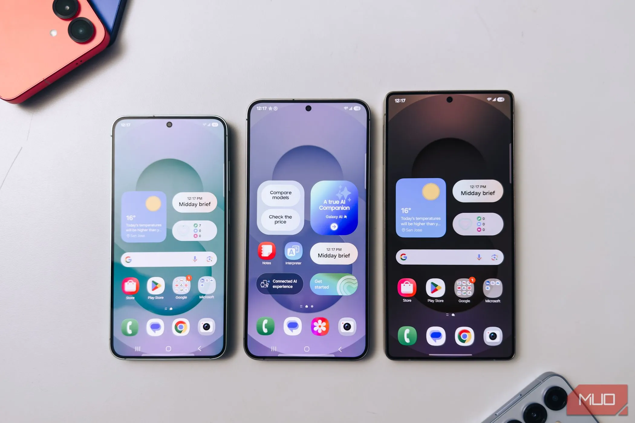 Dòng điện thoại Samsung Galaxy S25 đặt trên bàn trắng với màn hình bật sáng, tượng trưng cho sự ổn định phần cứng và tiềm năng tối ưu phần mềm.