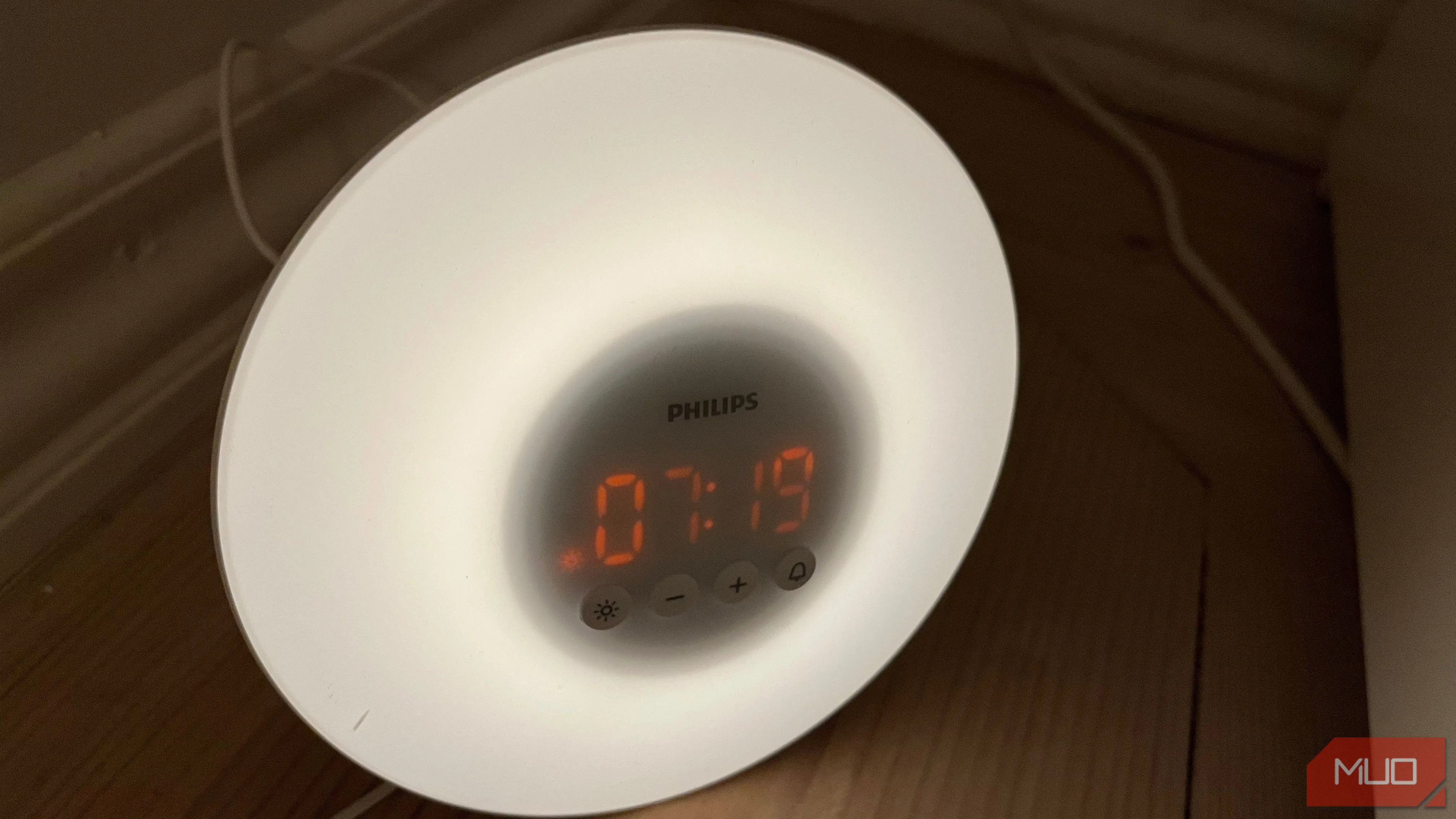 Đồng hồ báo thức giả lập bình minh trên sàn nhà, giúp đánh thức nhẹ nhàng.