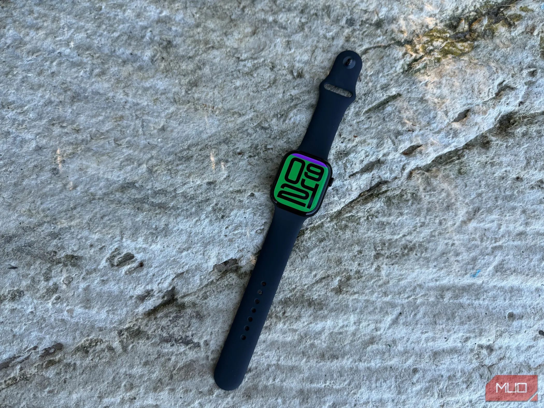 Đồng hồ thông minh Apple Watch Series 10 hiển thị giao diện Flux, minh họa màn hình lớn và thiết kế hiện đại.