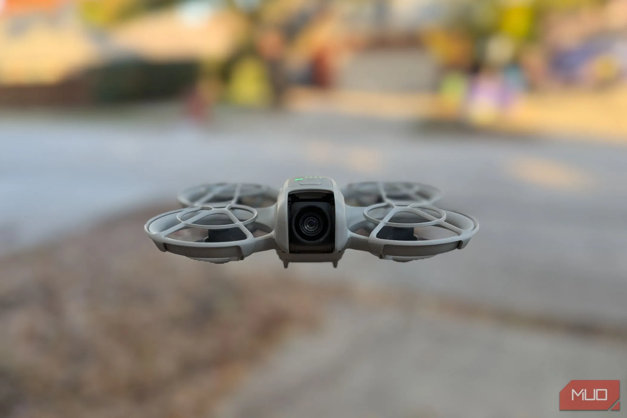 Flycam DJI Neo đang bay lượn trên không trung, thể hiện khả năng điều khiển dễ dàng qua ứng dụng điện thoại