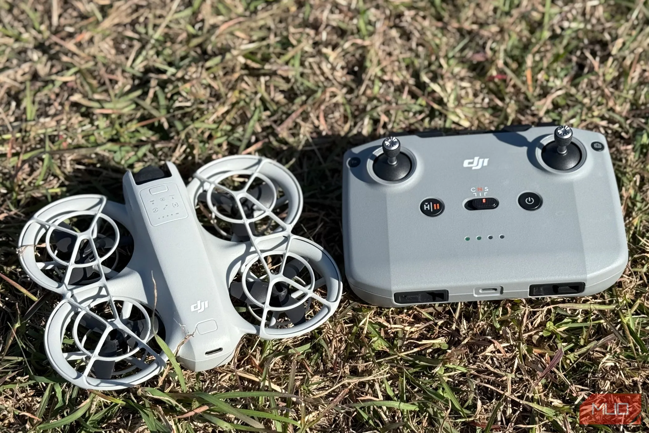 Flycam DJI Neo đặt cạnh bộ điều khiển DJI RC-N3 tùy chọn, mở rộng phạm vi và tính năng bay