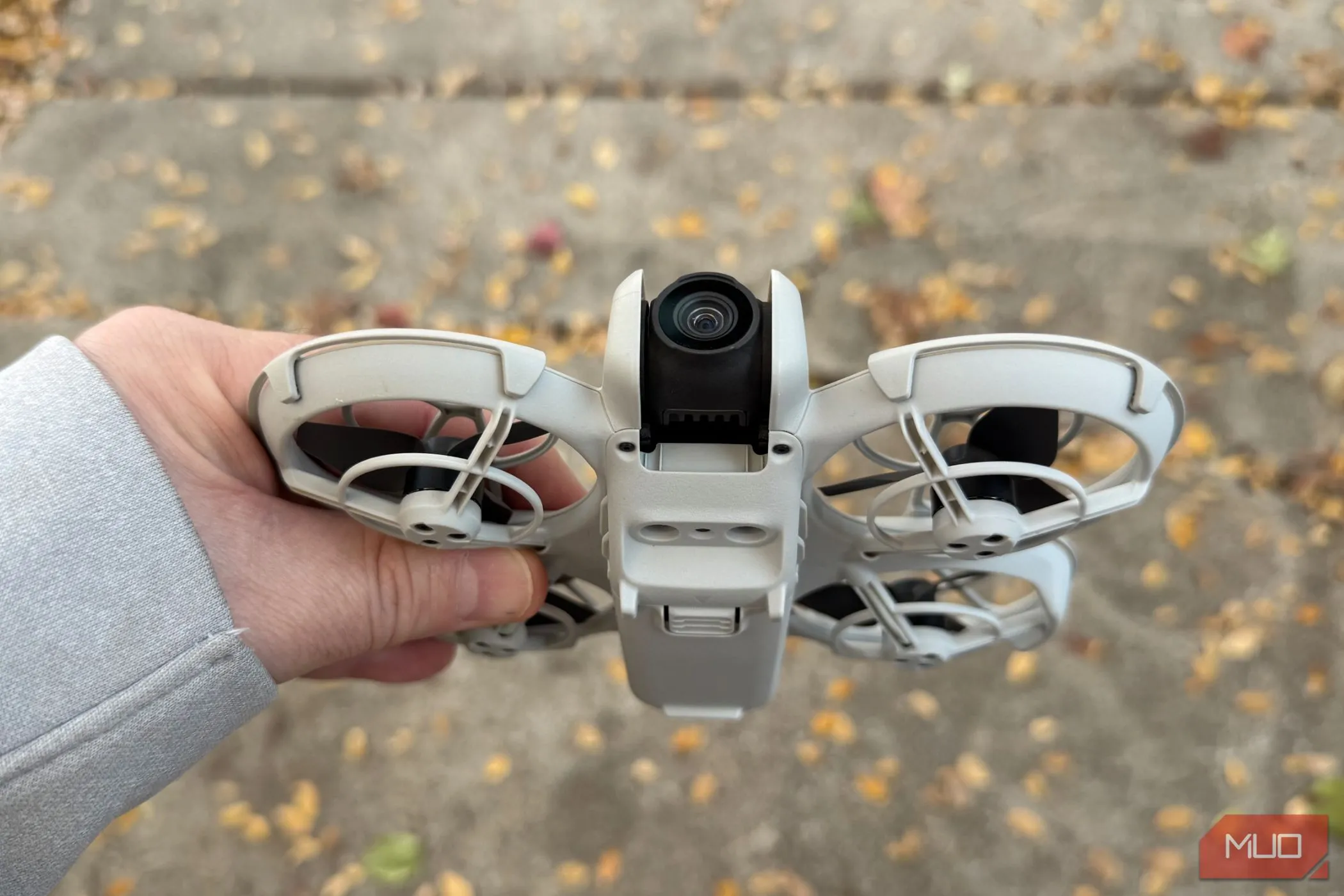 Flycam DJI Neo nằm gọn trong lòng bàn tay, minh họa kích thước nhỏ gọn và trọng lượng nhẹ