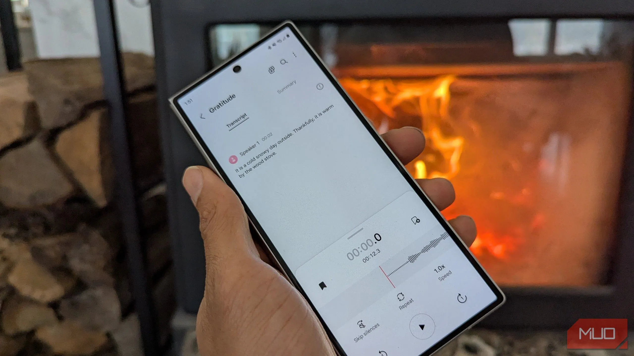 Ghi âm và chuyển đổi văn bản bằng Galaxy AI bên cạnh lò sưởi giúp làm việc mọi lúc mọi nơi