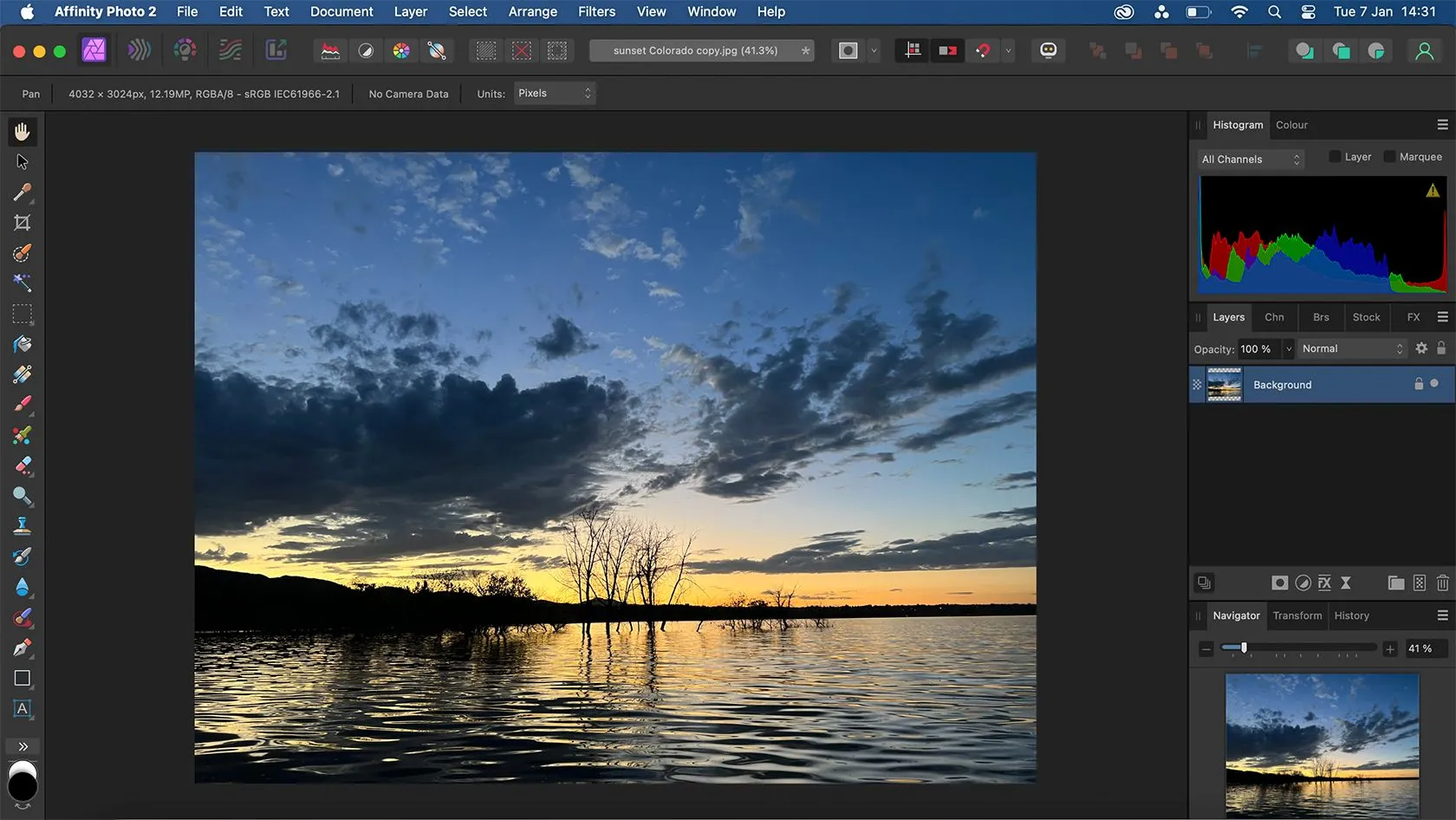 Giao diện Affinity Photo tương tự Photoshop, với bảng điều khiển bên phải