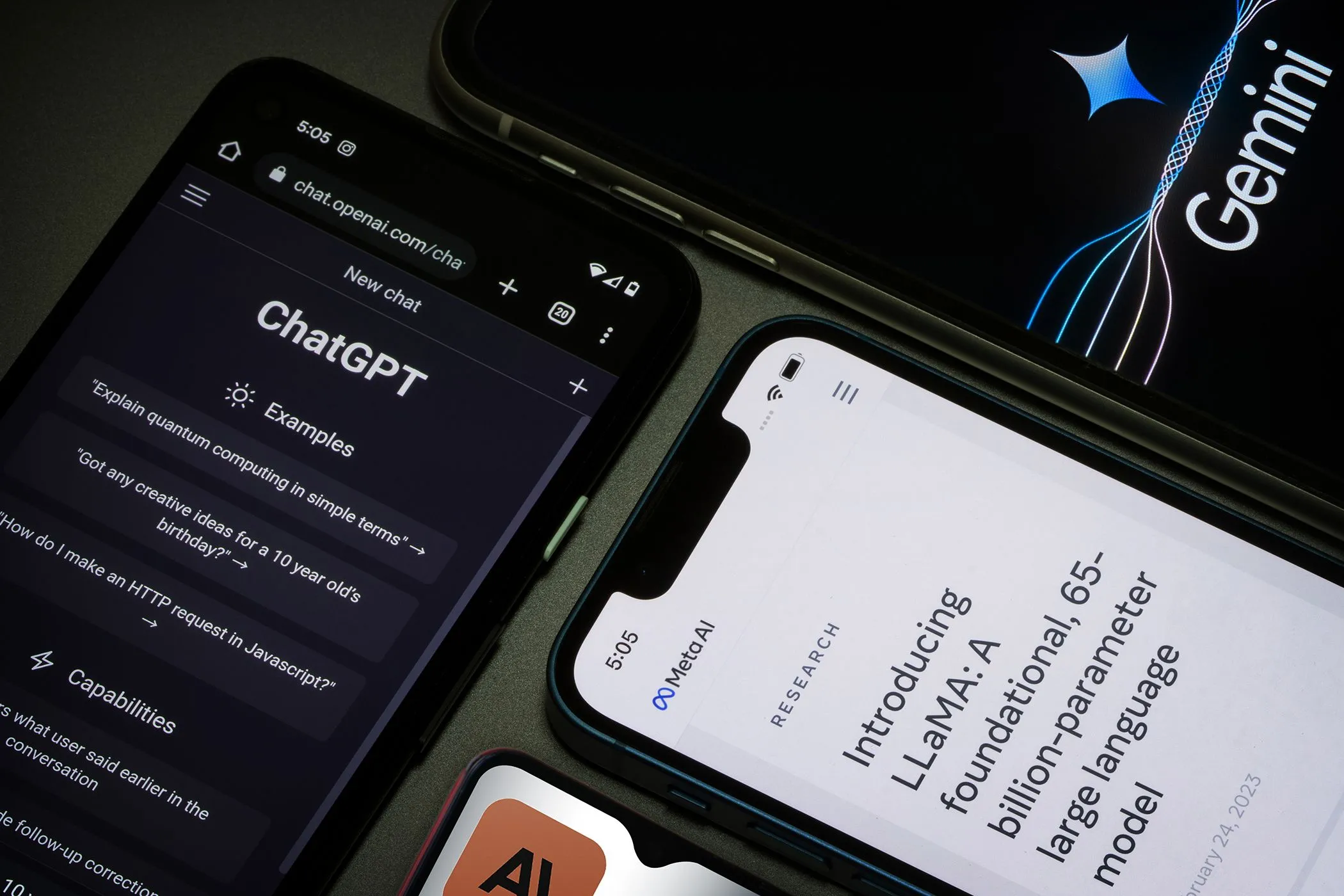 Giao diện các công cụ AI hàng đầu như Meta AI, ChatGPT và Gemini hiển thị trên màn hình điện thoại, thể hiện sự đa dạng lựa chọn