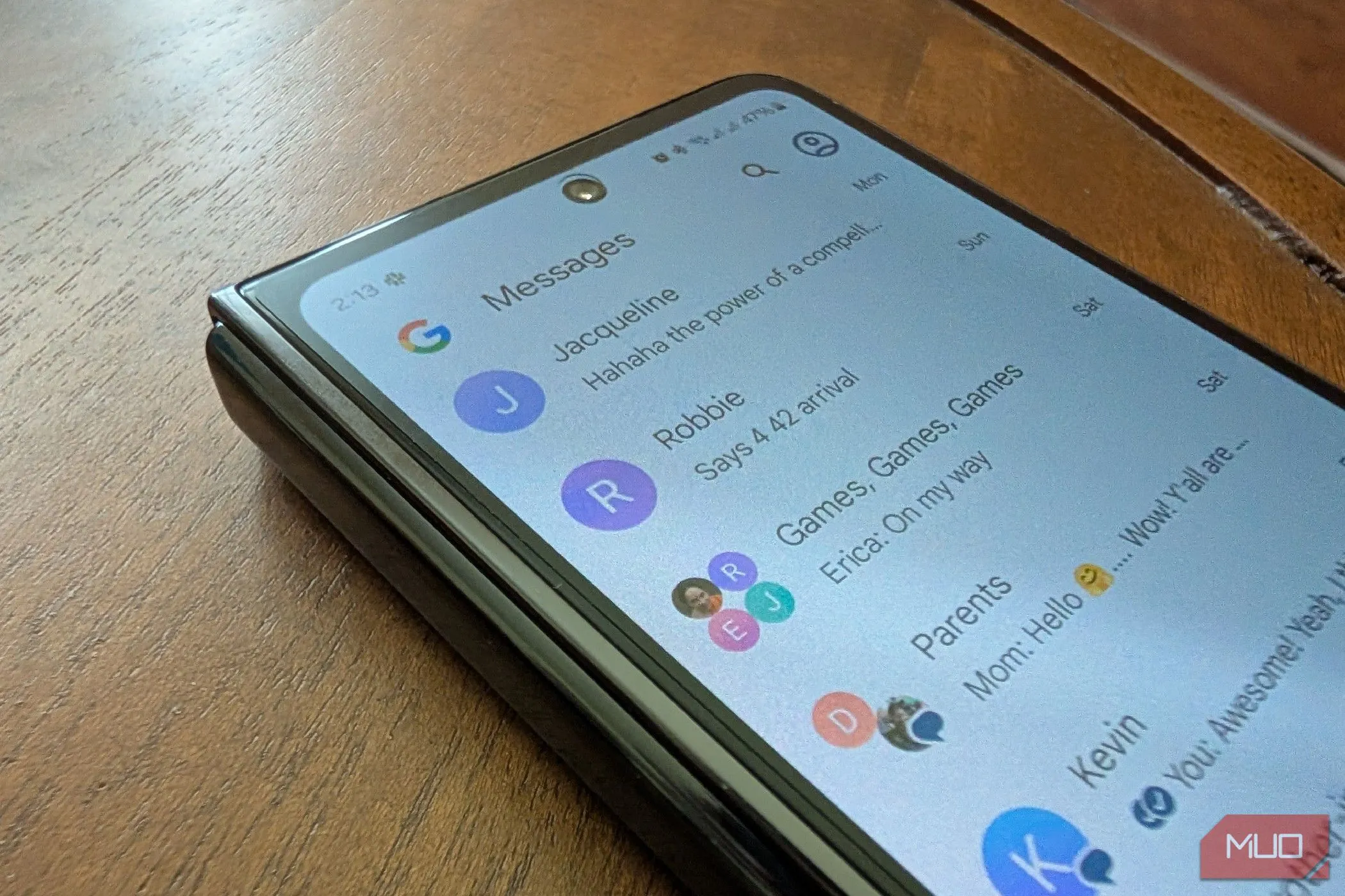 Giao diện các cuộc trò chuyện tin nhắn trong Google Messages trên Samsung Galaxy Z Fold 5.