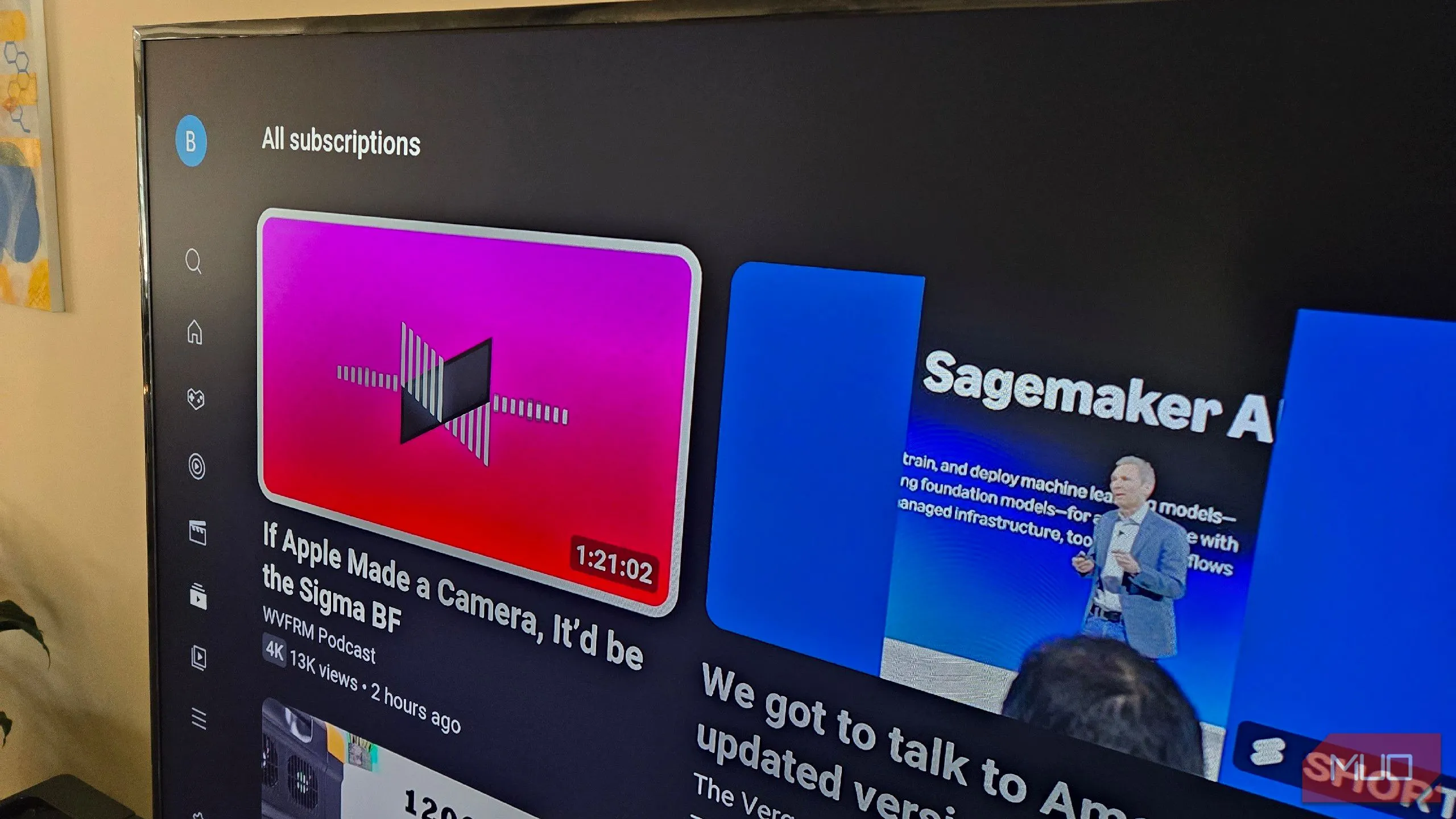 Giao diện các kênh đăng ký trên ứng dụng YouTube TV, hiển thị nhiều video thu nhỏ giúp dễ dàng điều hướng bằng điều khiển từ xa.