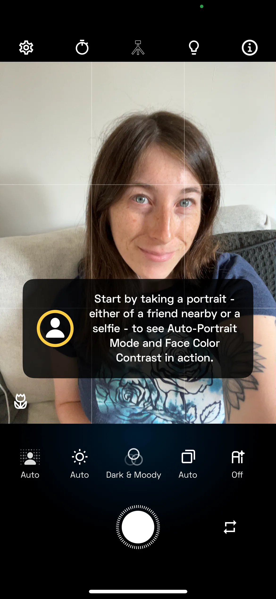 Giao diện chế độ chụp selfie trong NeuralCam, hiển thị tùy chọn hẹn giờ và các cài đặt nâng cao cho ảnh chân dung.
