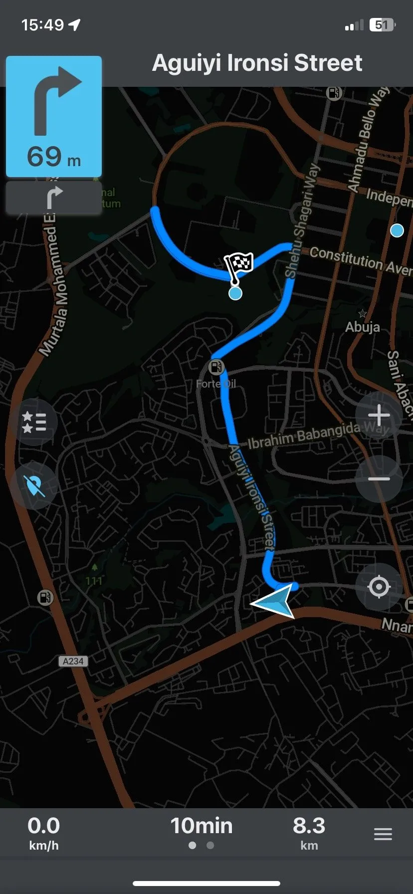 Giao diện chỉ đường ngoại tuyến của Organic Maps khi người dùng đang di chuyển.