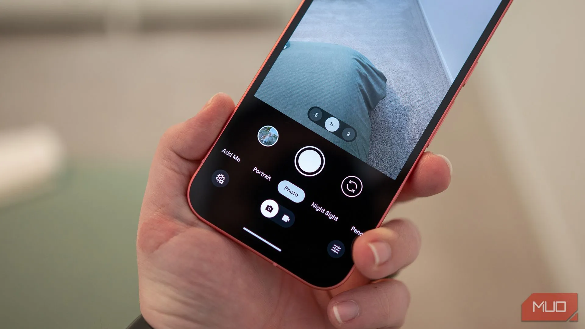 Giao diện điều khiển camera trên điện thoại Google Pixel 9a, cho thấy khả năng nhiếp ảnh điện toán tiên tiến.
