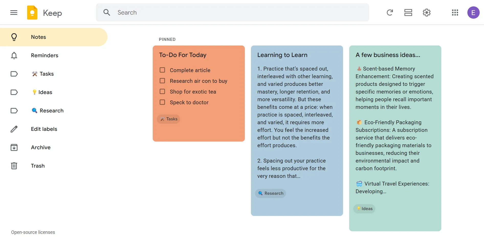 Giao diện Google Keep với các nhãn "Idea", "Research", "Task" và ghi chú được mã hóa màu sắc để phân loại