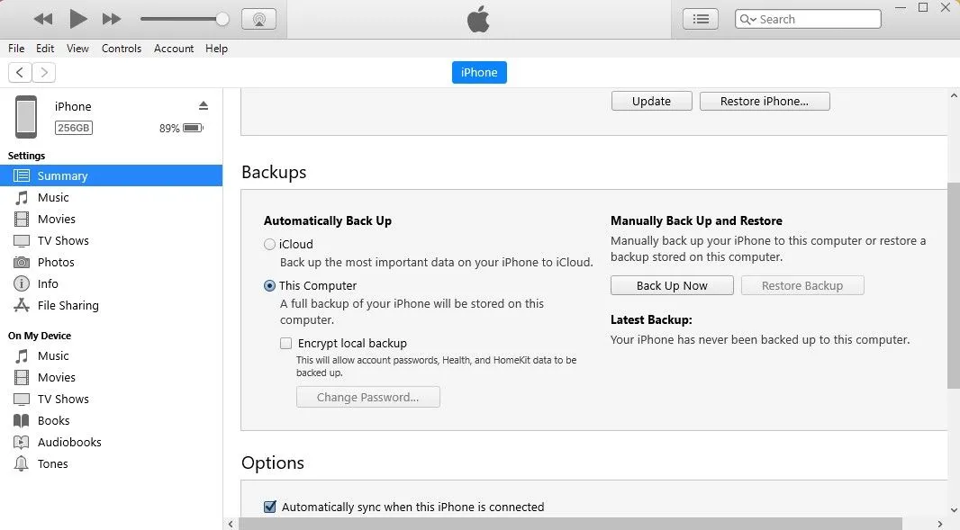 Giao diện iTunes trên máy tính với tùy chọn khôi phục từ bản sao lưu, minh họa cách chuyển dữ liệu từ máy tính sang iPhone mới.