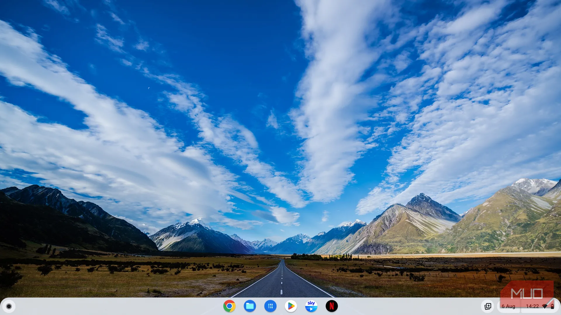 Giao diện màn hình chính ChromeOS đơn giản với dock ứng dụng, dễ sử dụng cho người mới.