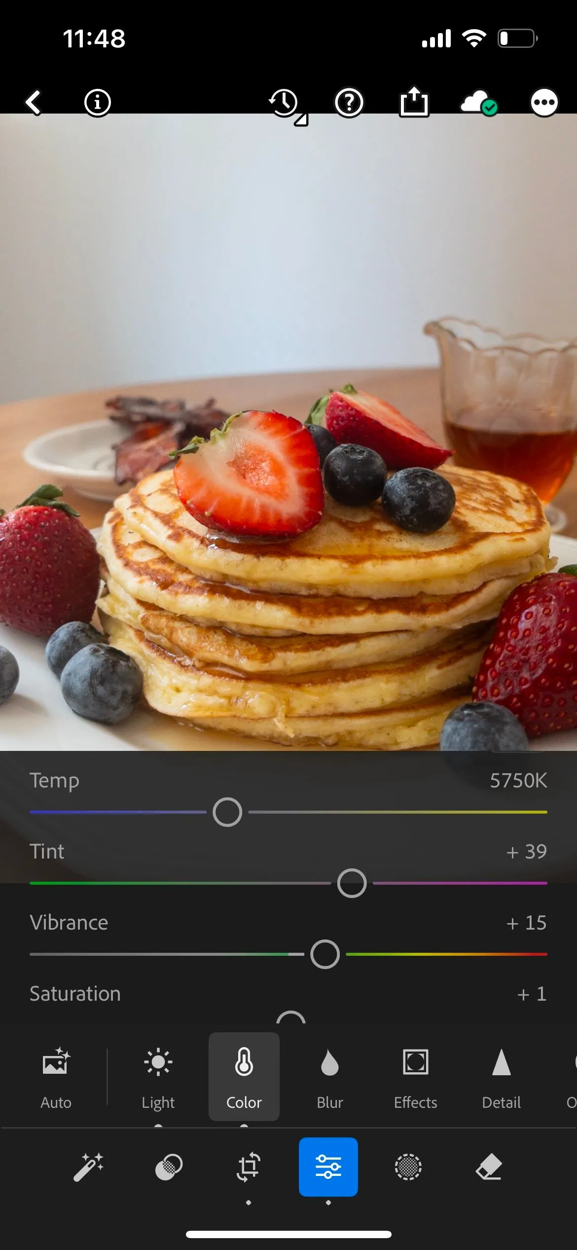 Giao diện màn hình chỉnh sửa màu sắc và các tùy chọn trong ứng dụng Lightroom Mobile